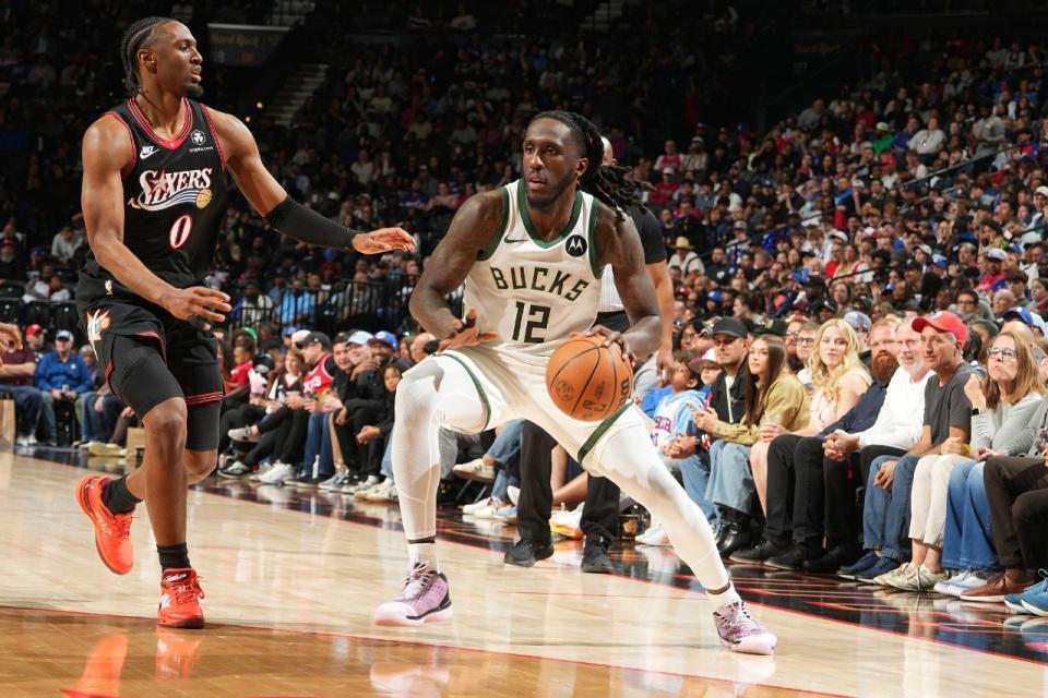 星空体育-无缘直通季后赛！马克西21分76人横扫雄鹿 附加赛将战魔术